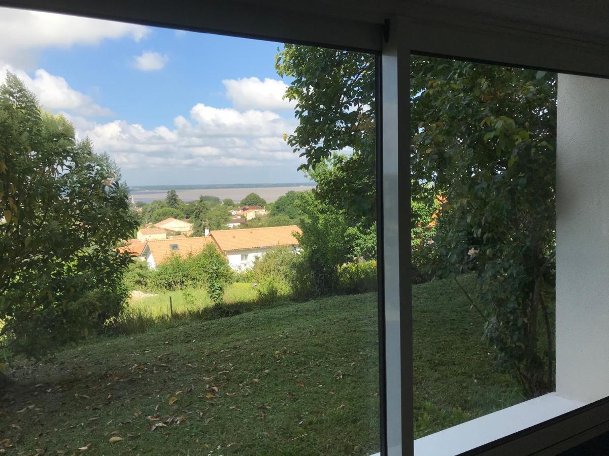 Avec Vue Panoramique Sur L'estuaire De La Gironde Plassac (Gironde)